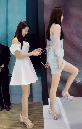 苏宁恶搞李凉凉太调皮，把带子掉落那就丢大了！