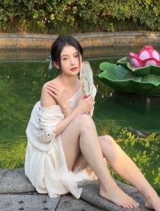 网红小姐姐「刘雨童」性感穿搭池中戏水,诱惑十足!