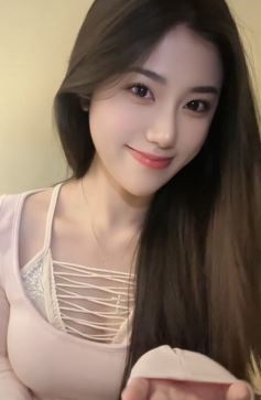 甜美女主播「鱼鱼在水里」纯欲穿搭居家跳手势舞 治愈系笑容很迷人