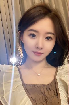 好看小姐姐「然然」分享居家好状态,配文:2023让心中无事,让细水长流
