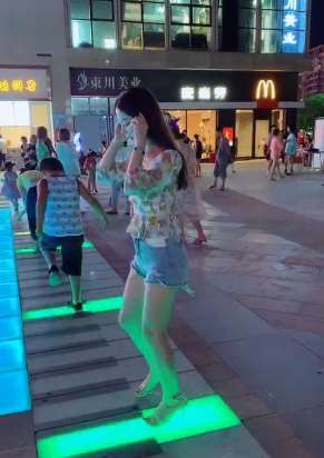 美女踩钢琴，看点是美腿