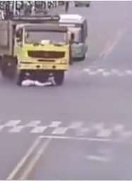男子闯红灯被卷车底 司机刹车急转弯救其一命