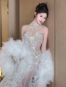 网红美女「Sunny」分享时尚性感礼服造型 网友:不同的角度,不一样的美