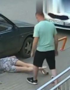 俄罗斯女子街头遭毒打