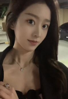 杭州网红小姐姐「乔儿」地下车库玩自拍 网友:好看分很多种,偏偏就是这一款!