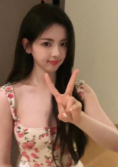 演员杨超越穿甜美碎花裙居家浅跳 网友：比周冬雨还辣点儿