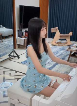 小美女钢琴弹奏的是什么曲子，你能听出来吗？