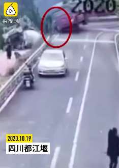 弯道处罐车侧翻，男子上前看热闹被另一侧翻货车压死！