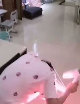 女子用吹风机吹头发时突然爆炸