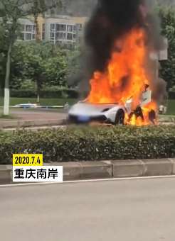 重庆一辆兰博基尼烧成废铁 司机称行驶中发生自燃