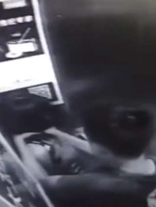 网曝一女孩乘电梯遭男子掐脖