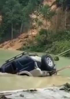 广东清远一公路发生山体滑坡 一辆轿车被冲进鱼塘致3人遇难