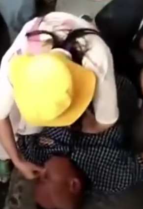 湖南街头上演感人一幕,男子倒地不醒女老师为其心肺复苏!