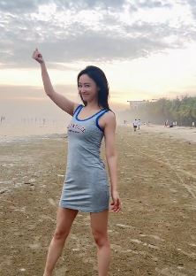 演员赵子琪休闲穿搭分享海边随拍 网友：美人依旧