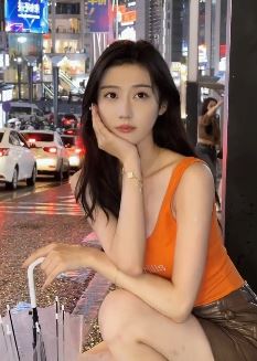 气质小姐姐「小晗同学」分享夜晚街头随拍 网友:全世界最美的女人