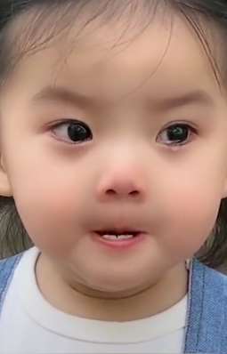 萌娃实力演绎咬牙强忍泪水