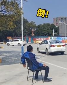 女学员驾校练倒车吓坏教练 网友：有实线压实线，没实线压教练！