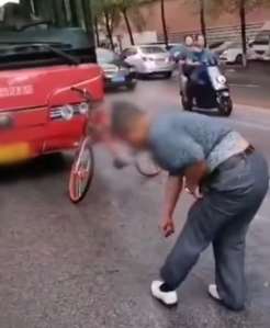 公交车溅骑车男子一身水，男子用自行车挡去路讨说法