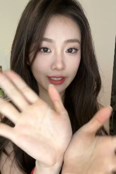 甜美小姐姐「潘大甜」居家翻跳flower手势舞 网友：这bgm配这个手不错