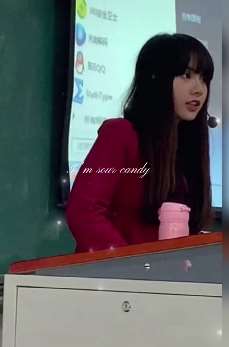 重庆移动学院一女老师撞脸lisa 网友：这比招生简章更管用