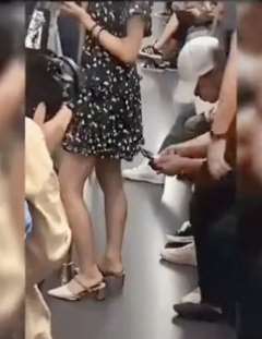 地铁上美女被渣男偷拍，机智哥见状主动给女子让座！