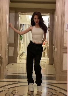 演员徐璐发在家热舞视频 小蛮腰大长腿走起!