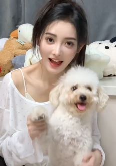 主持人金佳悦随性穿搭分享日常居家随拍 网友：我的白月光