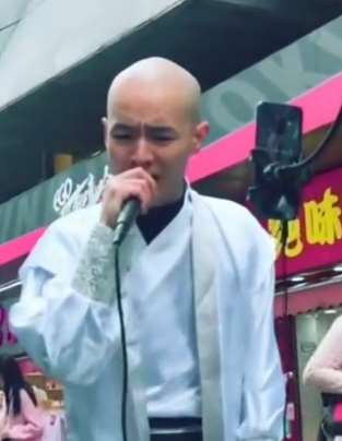 光头小伙街头翻唱《渡我不渡她》,唱的不比孤独诗人差!