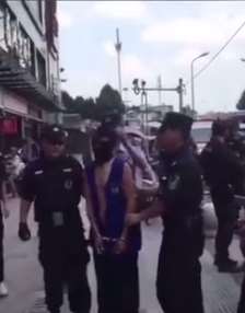 合肥一KTV发生命案，警方押解嫌犯指人现场