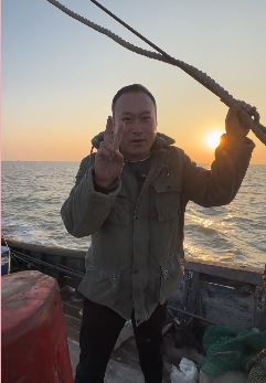张同学分享出海捕鱼vlog,晚上吃海鲜大餐美滋滋!