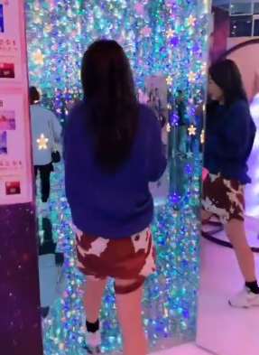 女生来这不能穿裙子，这下小姐姐尴尬了！