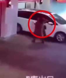 女子只顾玩手机误入自动车库酿悲剧