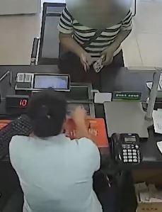 女子遇诈骗到银行转账 工作人员识破骗局并立即报警