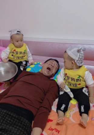 萌娃：竟然睡大觉不陪我玩，得好好收拾你！