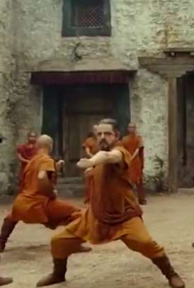 憨豆先生一本正经来搞笑，只身一人前往西藏拜师学艺寻找人生真谛