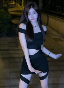 成都小姐姐「一只小嘉妹」街头性感热舞,看看有没有扭到你心里去!