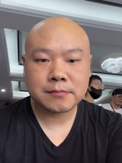 岳云鹏发快手光头出镜 网友：郭老师把你头上的桃收回啦!