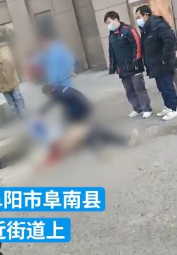 小孩下水道扔鞭炮井盖被炸飞 一男孩头部被击中受伤出血