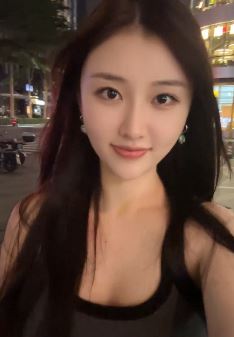 漂亮小姐姐「棠棠呢」分享夜晚深圳街头随拍 配文:心动从第一眼开始