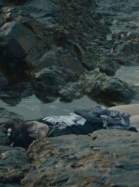 一部悬疑感十足微电影《无人岛》， 女孩被杀到底谁是凶手？