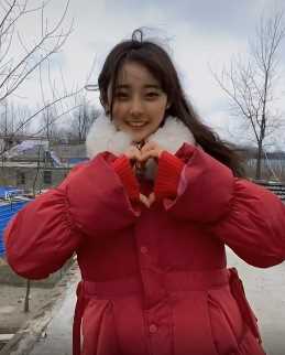 小美女说：记得要微笑，这样生活会变得超甜！