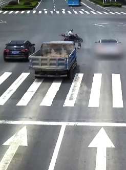 江苏南通一男子骑电车闯红灯被撞身亡