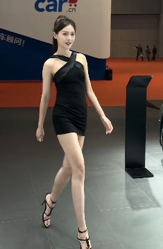 长腿美女「小龙鼠」分享上海车展高光时刻,一出场便是焦点!