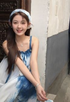 漂亮女主播「目子」穿扎染裙分享景区随拍 网友：时尚动感