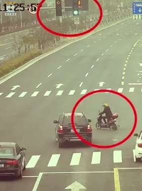 男子无视红绿灯骑电车横穿马路 躲过初一躲不过十五