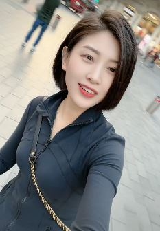 短发小姐姐「小小慧」分享上海街头自拍 网友:真的很耐看