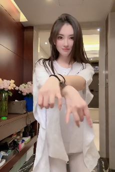 迷人小姐姐「念然」居家浅跳show日常好状态 网友:清纯活泼的美女