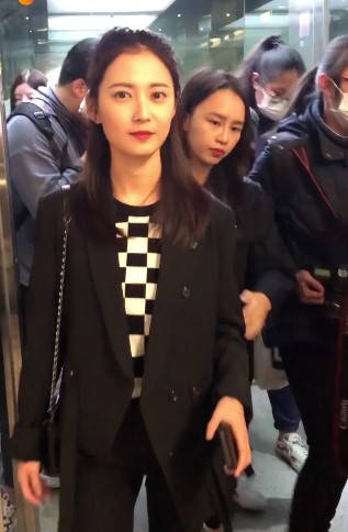 这拍摄视频的肯定是位哥们,都把陈钰琪看的害羞了!