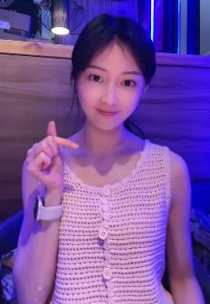 甜美小姐姐「小莹嘉」分享日常吃饭vlog,配文:吃好吃的就很开心!