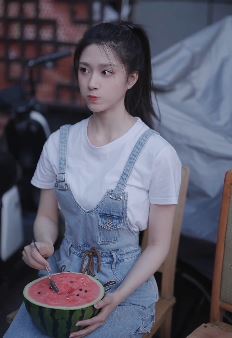 演员「王韵之」发抖音日常，炎炎夏日，吃个西瓜都这么美！
